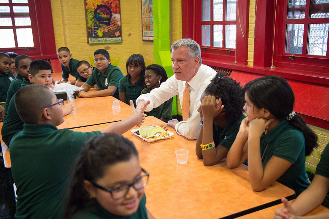 Mayor Bill de Blasio enjoys lunch with students at school.